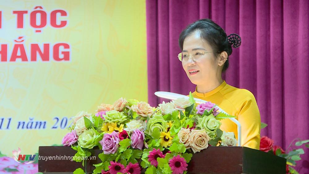 Chủ tịch UBMTTQ tỉnh Võ Thị Sinh phát biểu tại ngày hội.
