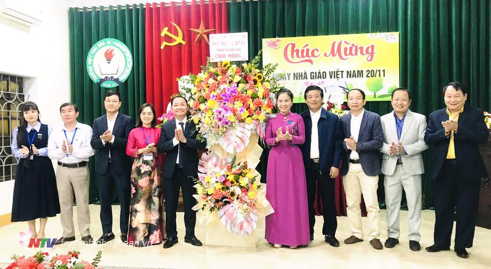 Đồng chí Võ Thị Minh Sinh cùng đoàn công tác trao tặng lẵng hoa tươi thắm tới tập thể Trường THPT Thái Hòa.