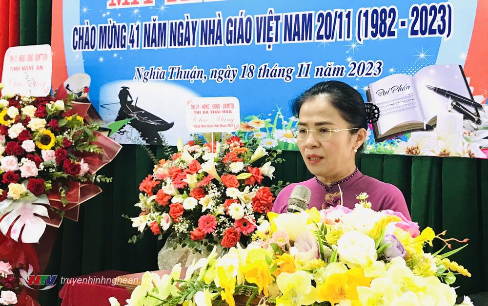 Chủ tịch UBMTTQ tỉnh Võ Thị Minh Sinh phát biểu chúc mừng tập thể cán bộ, giáo viên các nhà trường nhân kỷ niệm ngày Nhà giáo Việt Nam 20/11.