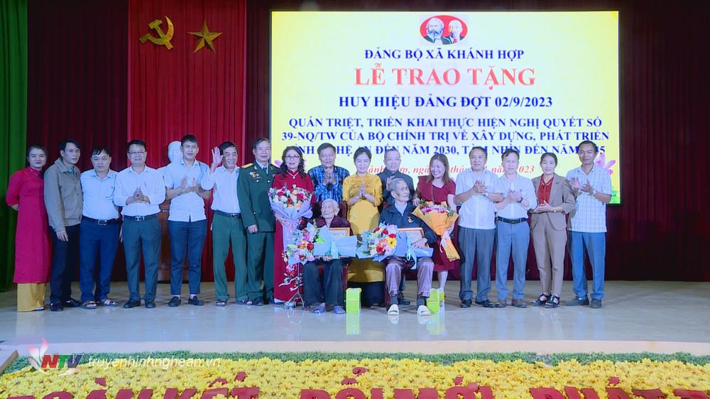 Chủ tịch UBMTTQ tỉnh Võ Thị Minh Sinh trao Huy hiệu 75 tuổi đảng cho đảng viên xã Khánh Hợp, huyện Nghi Lộc.