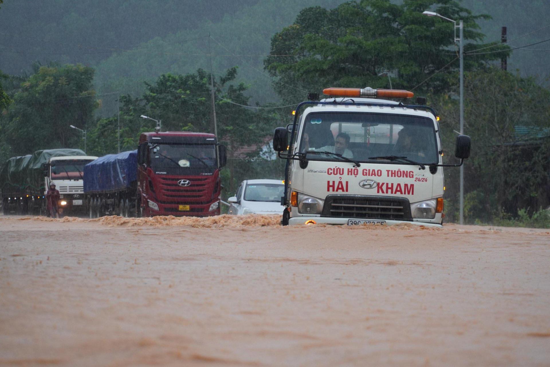 Miền Trung sắp có mưa lớn, tâm điểm Hà Tĩnh đến Phú Yên. Ảnh đợt mưa ngập đường quốc lộ hồi đầu tháng 11 tại Hà Tĩnh (Thiện Lương)