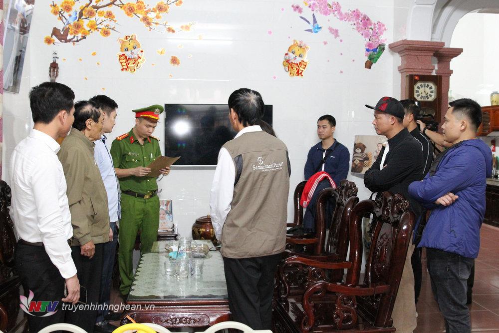 Cơ quan Cảnh sát điều tra Công an tỉnh Nghệ An đọc lệnh khám xét nhà đối tượng Nguyễn Tuấn Anh