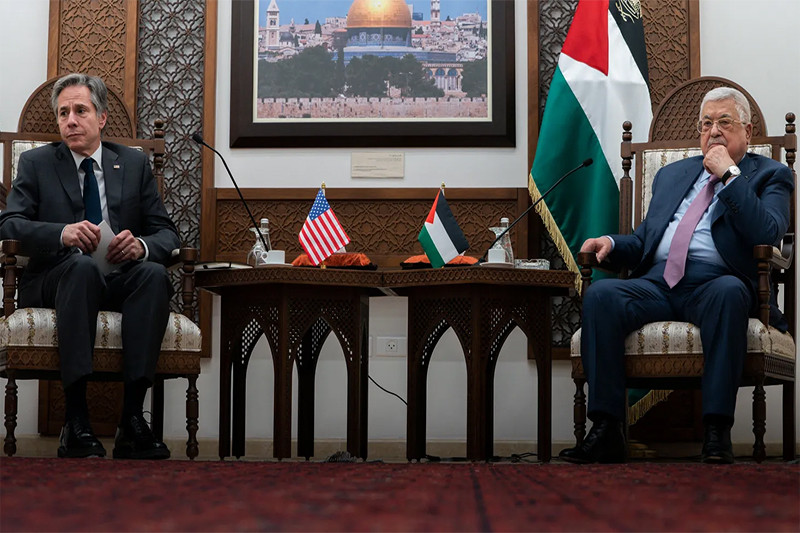 Ngoại trưởng Mỹ Antony Blinken (trái) tại cuộc gặp với Tổng thống Palestine Mahmoud Abbas ở Ramallah, Bờ Tây ngày 5/11. Ảnh: Axios