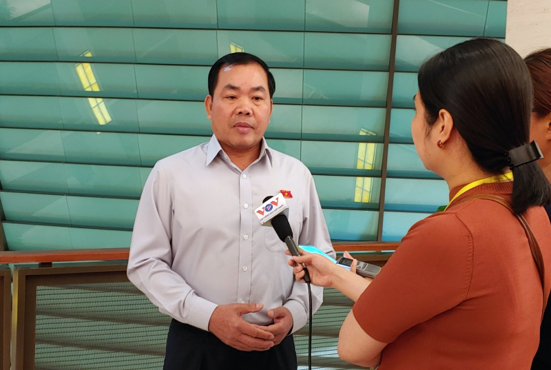 Đại biểu Quốc hội Nguyễn Quang Huân trả lời báo chí bên hành lang Quốc hội