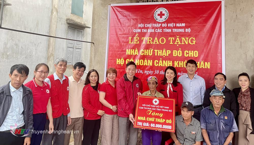 Cụm thi đua Hội Chữ thập đỏ các tỉnh Trung bộ trao hỗ trợ cho gia đình ông Ngô Văn Loan