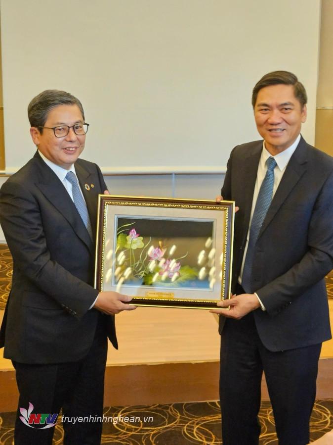 Phó Bí thư Tỉnh ủy Hoàng Nghĩa Hiếu trao tặng món quà lưu niệm đến Ông Murase Yukio - Chủ tịch Phòng Thương mại và Công nghiệp tỉnh Gifu,