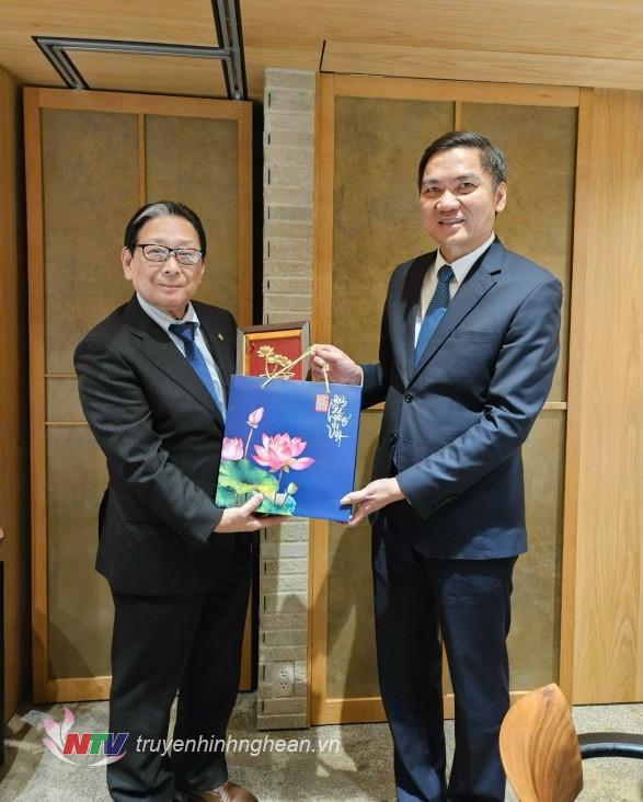 Phó Bí thư Tỉnh ủy Hoàng Nghĩa Hiếu trao tặng món quà lưu niệm đến ông Kazuhiro Yoshida, Chủ tịch Hội Hữu nghị Gifu-Việt Nam, Hiệu trưởng Đại học Gifu, tại buổi gặp mặt với Hiệp hội hữu nghị Gifu – Việt Nam.