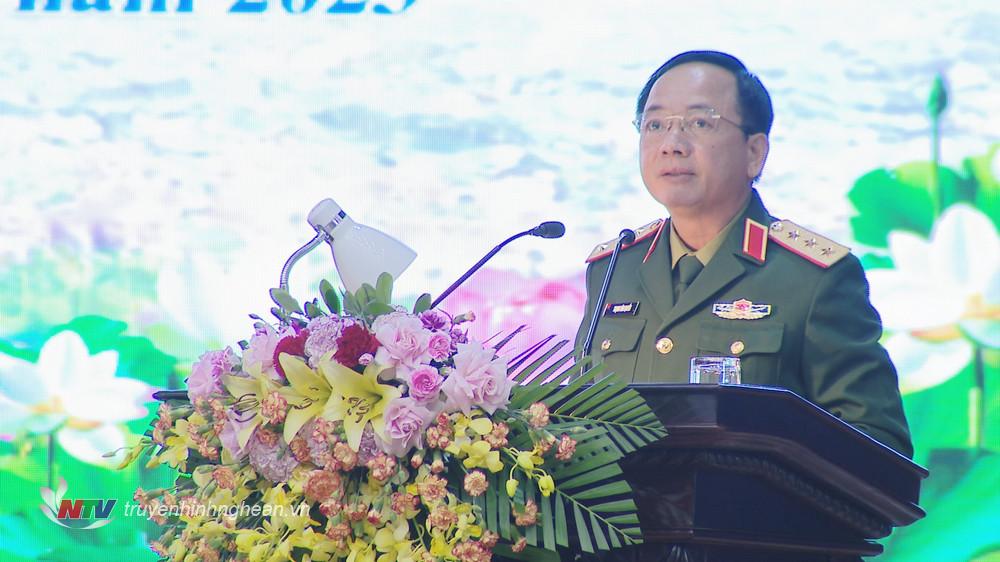 Thượng tướng Trịnh Văn Quyết, Phó Chủ nhiệm Tổng cục Chính trị phát biểu khai mạc hội thảo.