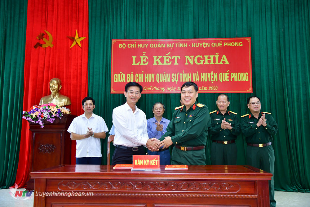 Bộ Chỉ huy Quân sự tỉnh Nghệ An kết nghĩa với huyện Quế Phong