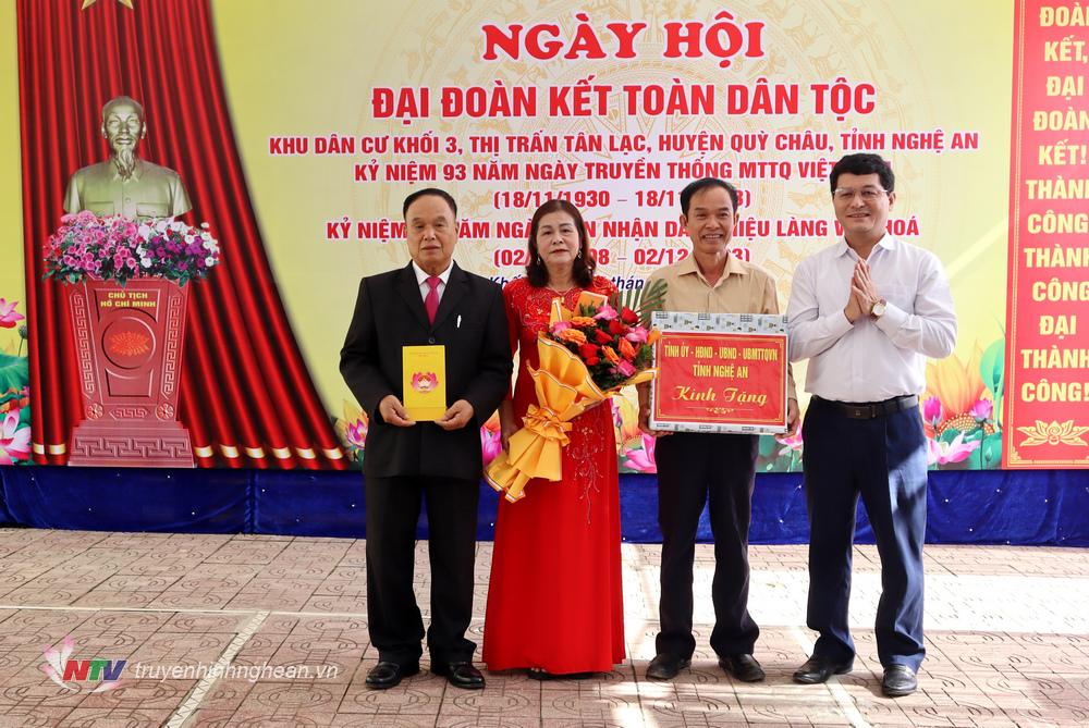 hay mặt lãnh đạo Tỉnh ủy, HĐND, UBND, Ủy ban MTTQ tỉnh Nghệ An, đồng chí Phạm Trọng Hoàng trao quà cho tập thể cán bộ, nhân dân khối 3, thị trấn Tân Lạc. 