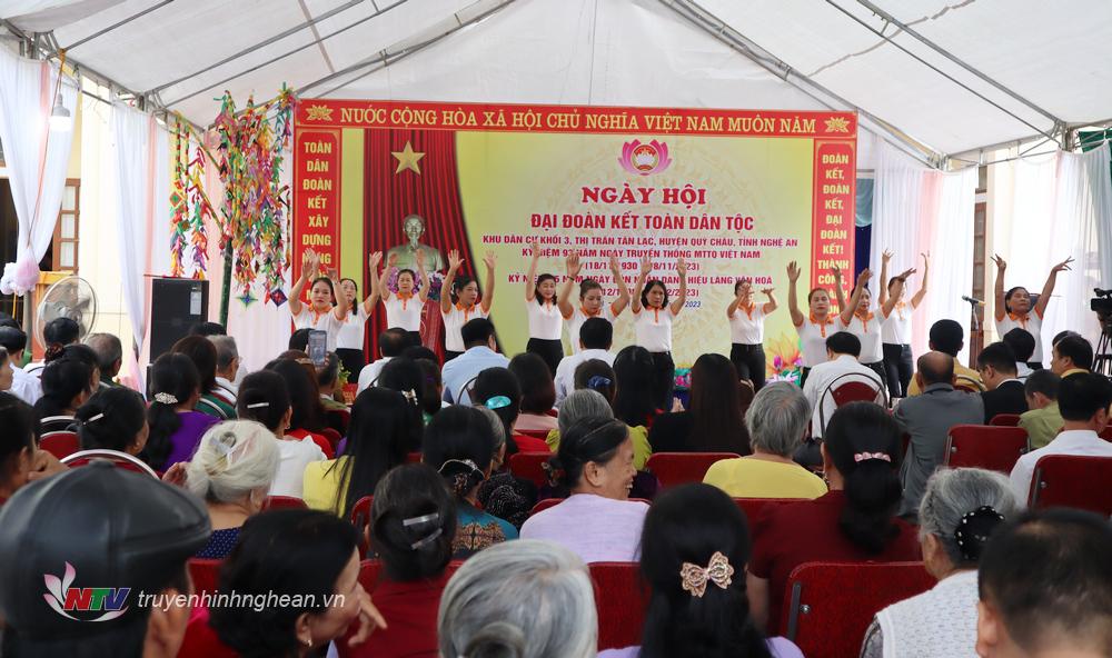 Toàn cảnh ngày hội Đại đoàn kết toàn dân tộc của Khối 3, thị trấn Tân Lạc, huyện Quỳ Châu.