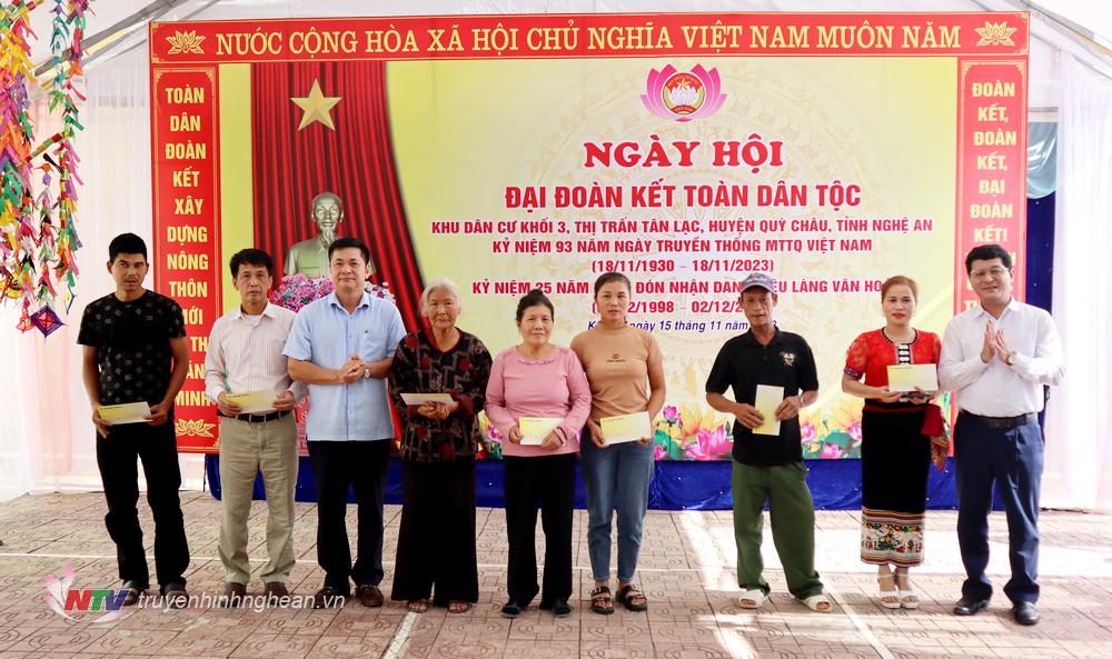 Đại diện lãnh đạo tỉnh và huyện Quỳ Châu trao quà cho các hộ gia đình. 