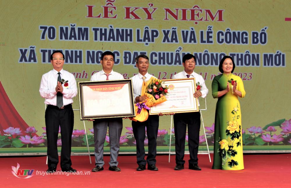 Đồng chí Võ Thị Nhung – Phó giám đốc Sở Nông nghiệp và phát triển nông thôn trao Bằng công nhận xã đạt chuẩn NTM cho cán bộ và Nhân dân xã Thanh Ngọc. 