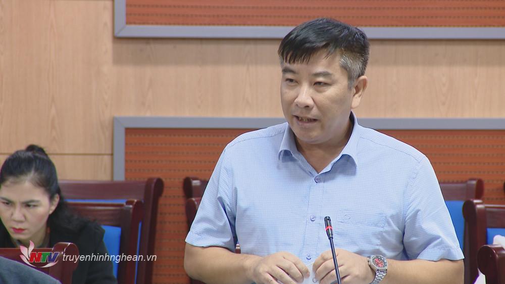 Phó trưởng Ban Kinh tế - Ngân sách HĐND tỉnh Hoàng Lân nêu ý kiến thẩm tra 