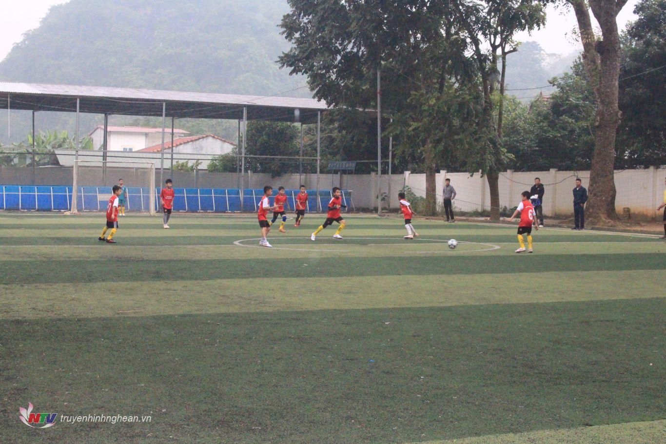 Thi đấu bóng đá tiểu học tại Hội khỏe Phù Đổng cụm 3 ở Quỳ Hợp.