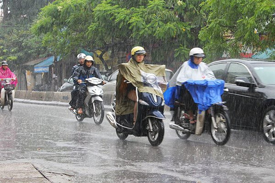 Mưa lớn gây ngập lụt ở TP Huế khiến người dân phải đi ghe trên đường, hồi trung tuấn tháng 11. Ảnh: Đình Thành