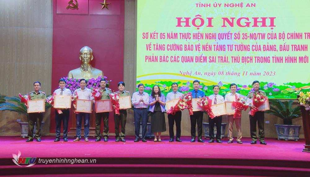 Trưởng ban Tuyên giáo Tỉnh ủy Nguyễn Thị Thu Hường và Phó Chủ tịch Thường trực UBND tỉnh Lê Hồng Vinh trao tặng Bằng khen cho 10 cá nhân.