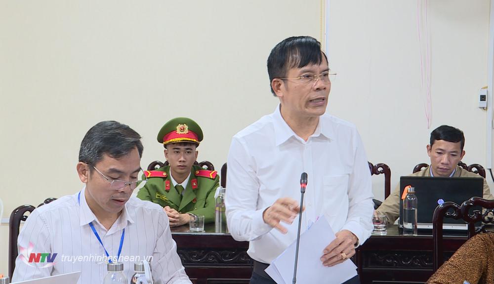 Chủ tịch UBND TP. Vinh Trần Ngọc Tú báo cáo nội dung vụ việc. 