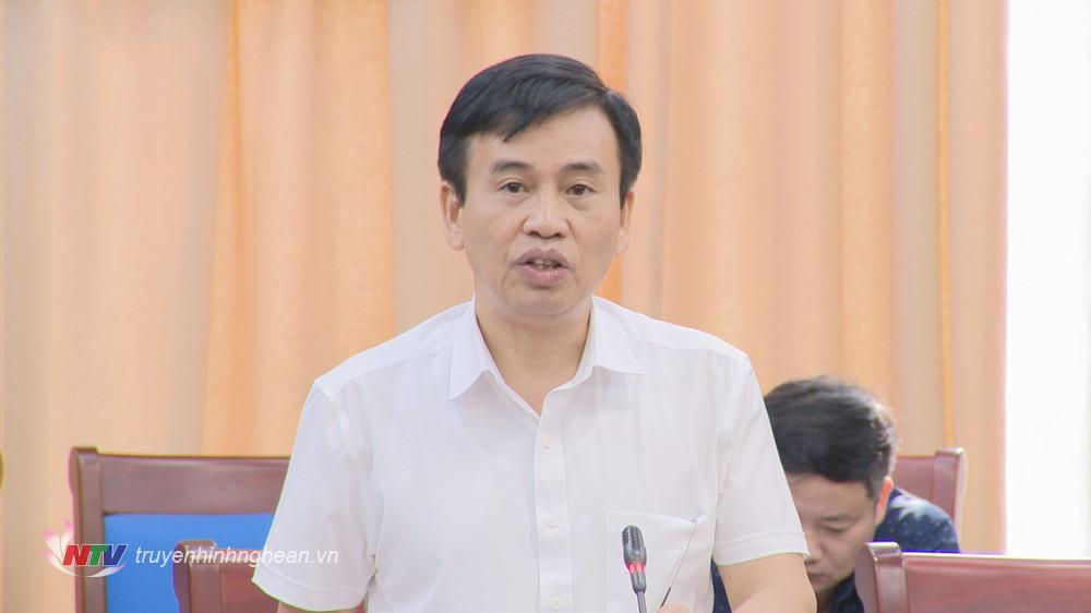 Đồng chí Nguyễn Bá Hảo - Phó Giám đốc Sở Thông tin và Truyền thông báo cáo tình hình thực hiện quy định về phát ngôn và cung cấp thông tin cho báo chí của tỉnh Nghệ An. 