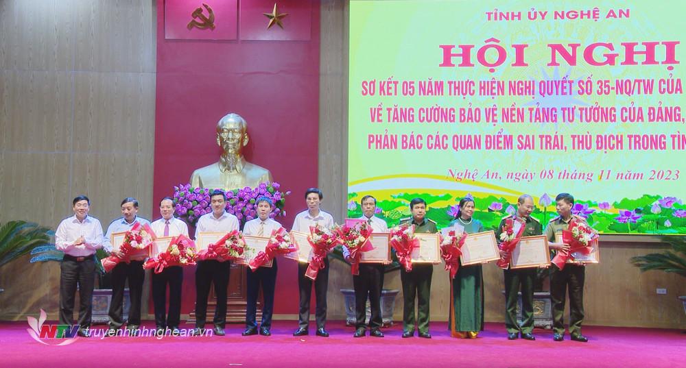 Phó Bí thư Thường trực Tỉnh ủy Nguyễn Văn Thông trao tặng Bằng khen cho 10 tập thể.