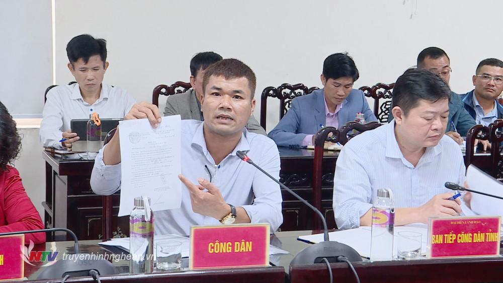 Công dân Hồ Hữu Thắng trình bày nội dung kiến nghị. 