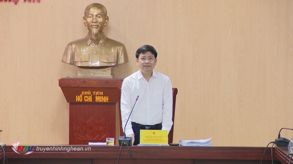 Trưởng ban Kinh tế - Ngân sách HĐND tỉnh Cao Tiến Trung phát biểu tại cuộc họp.