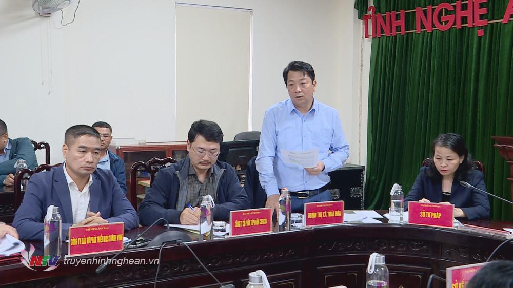 Chủ tịch UBND thị xã Thái Hòa Chu Anh Tuấn báo cáo, làm rõ nội dung vụ việc. 