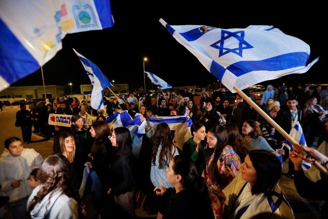 Người Israel ăn mừng các con tin được thả hôm 30/11. Ảnh: Reuters