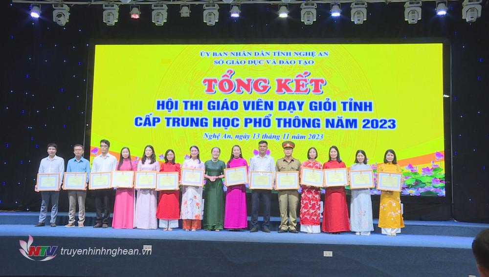 Phó Chủ tịch Liên đoàn Lao động tỉnh Nguyễn Thị Thu Nhi trao thưởng 15 giáo viên xuất sắc nhất hội thi. 