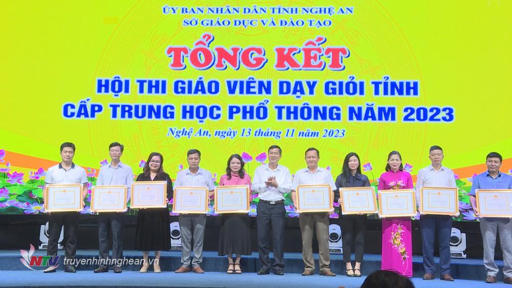 Giám đốc Sở Giáo dục và Đào tạo Thái Văn Thành trao thưởng các tập thể có thành tích cao tại hội thi. 