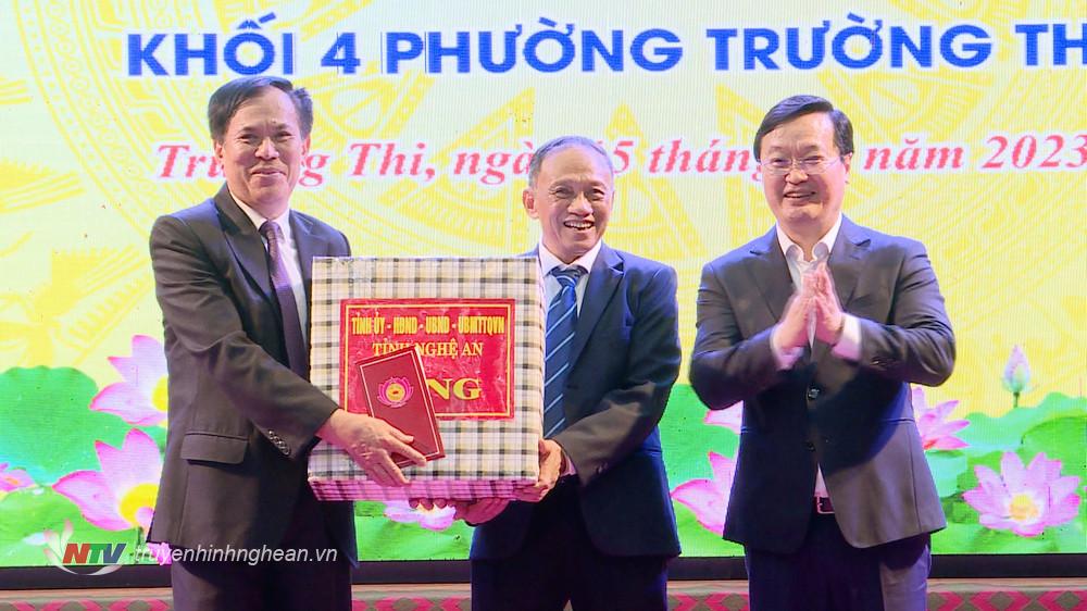 Chủ tịch UBND tỉnh Nguyễn Đức Trung trao quà của Tỉnh uỷ, HĐND, UBND, UBMTTQ tỉnh cho khối 4, phường Trường Thi. 