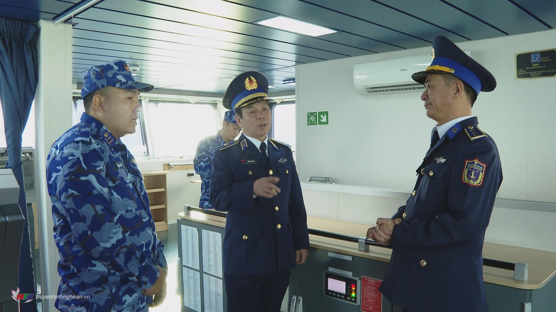 Tư Lệnh Vùng CS biển 1 kiểm tra lần cuối trước khi lên đường thực hiện tuần tra chung.
