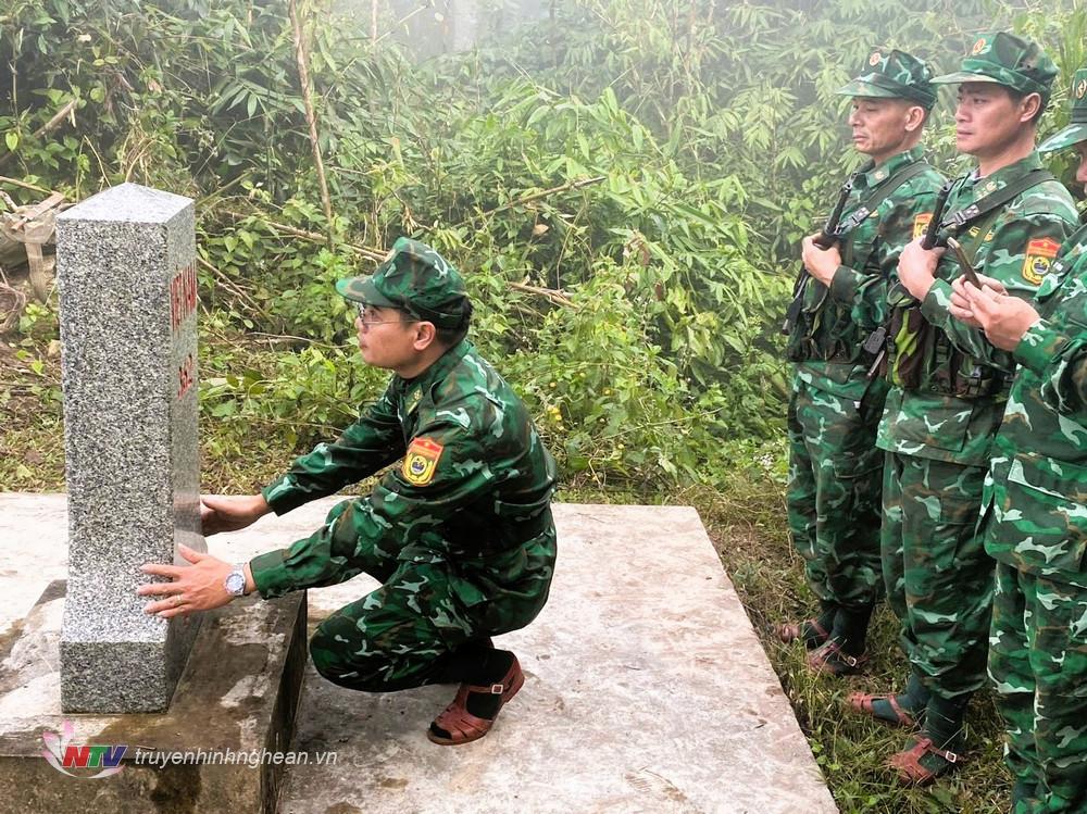 Trung tá Cao Văn Cầm, Chính trị viên Đồn Biên phòng Thông Thụ, BĐBP Nghệ An, Đội trưởng đội tuần tra kiểm tra thân cột mốc biên giới Việt Nam – Lào số 362. 