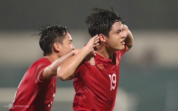 Nguyễn Hữu Nam (số 19) nâng tỷ số lên 2-1 cho Việt Nam trong trận hòa Singapore 2-2 ở vòng loại U23 châu Á ngày 12/9/2023. 