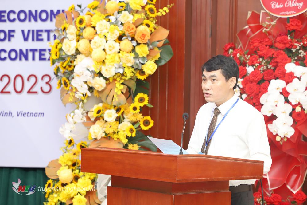 PGS.TS Trần Bá Tiến - Phó Hiệu trưởng Trường Đại học Vinh phát biểu khai mạc.