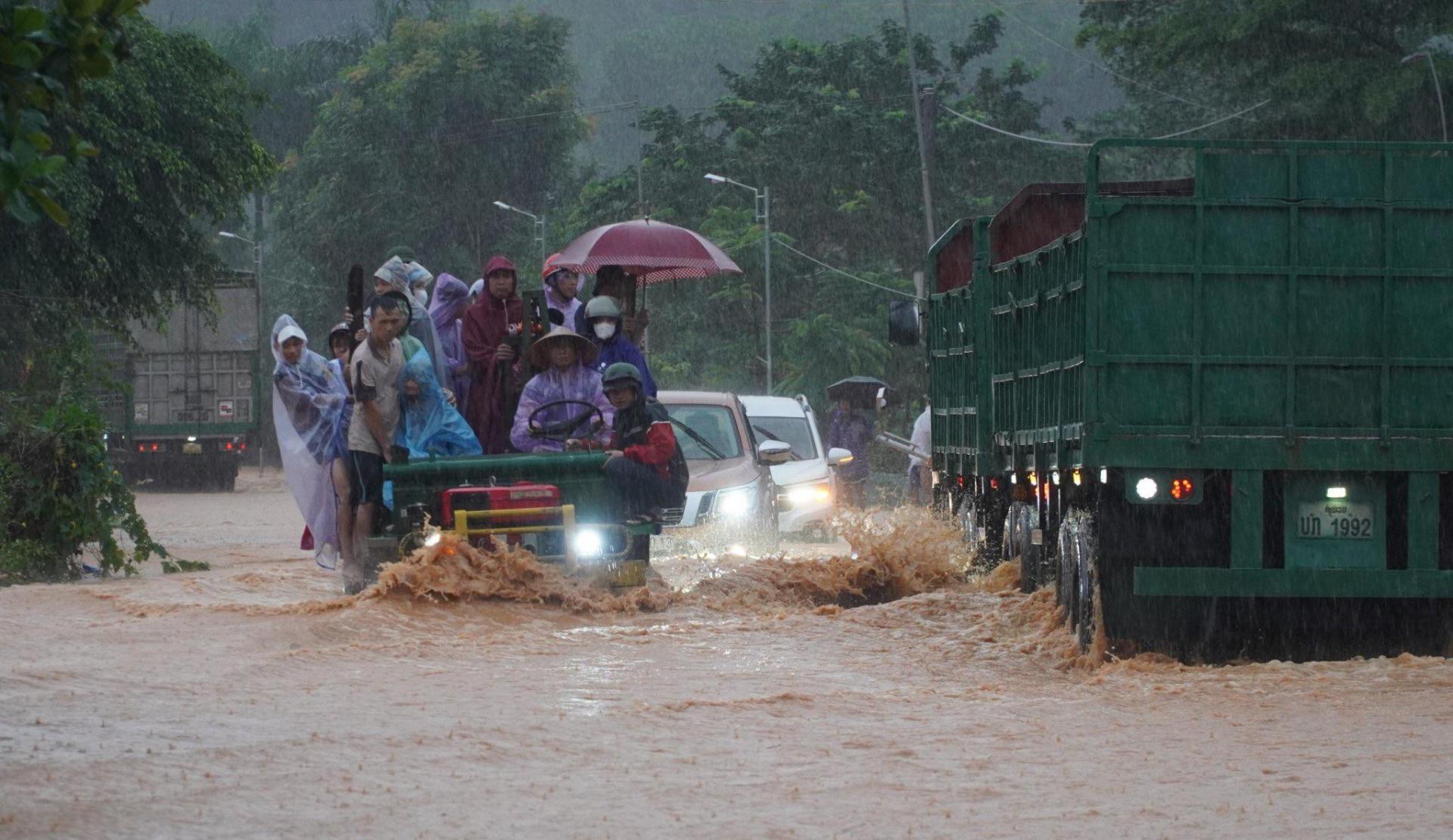 Miền Trung còn mưa lớn. Ảnh mưa ngập trên quốc lộ 15 ở Hà Tĩnh: Thiện Lương