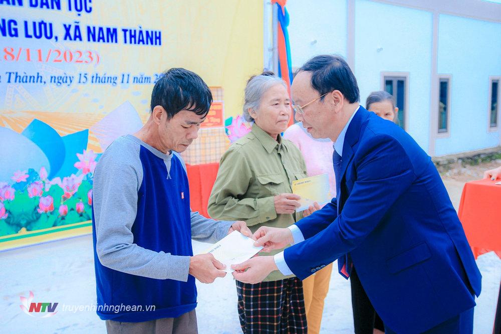 Đồng chí Bùi Thanh An - Ủy viên Ban Thường vụ Tỉnh ủy, Phó Chủ tịch UBND tỉnh tặng quà cho các hộ có hoàn cảnh khó khăn của xóm Phan Đăng Lưu, xã Nam Thành. 