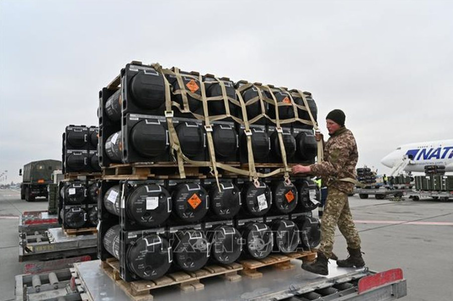 Lô tên lửa Javelins do Mỹ viện trợ được chuyển tới sân bay ở Kiev, Ukraine ngày 11/2/2022. Ảnh: AFP/TTXVN