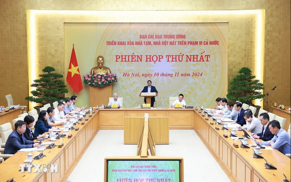 Thủ tướng Phạm Minh Chính, Trưởng Ban Chỉ đạo Trung ương triển khai xóa nhà tạm, nhà dột nát trên phạm vi cả nước, chủ trì Phiên họp lần thứ nhất của Ban Chỉ đạo. (Ảnh: Dương Giang/TTXVN)