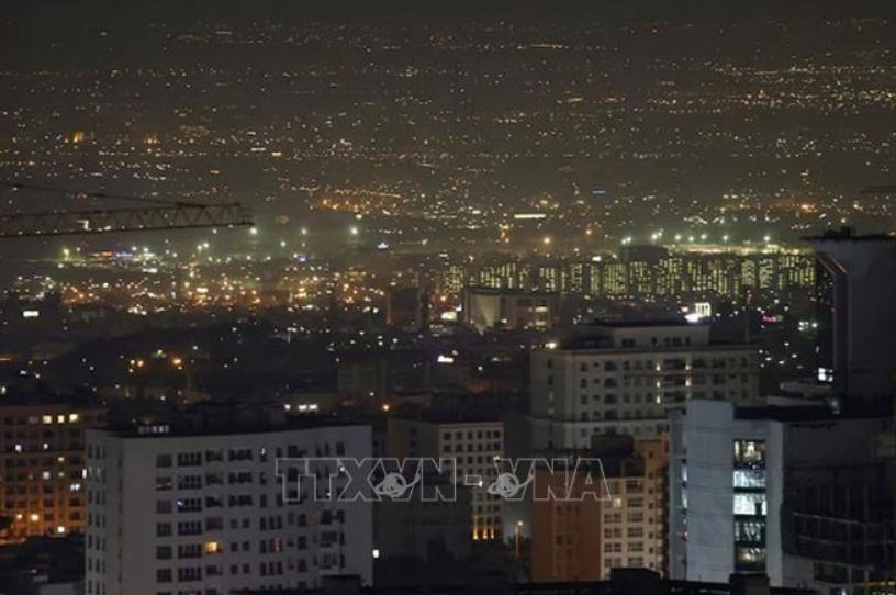 Quang cảnh thủ đô Tehran, Iran rạng sáng 26/10/2024 sau một loạt tiếng nổ lớn. Ảnh: REUTERS/TTXVN