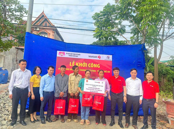 Đại diện Vietlott Chi nhánh Nghệ An tại Lễ khởi công các công trình Nhà Đại đoàn kết cùng đại diện các hộ gia đình có hoàn cảnh đặc biệt khó khăn trên địa bàn X.Nghi Liên và X.Nghi Kim, TP. Vinh