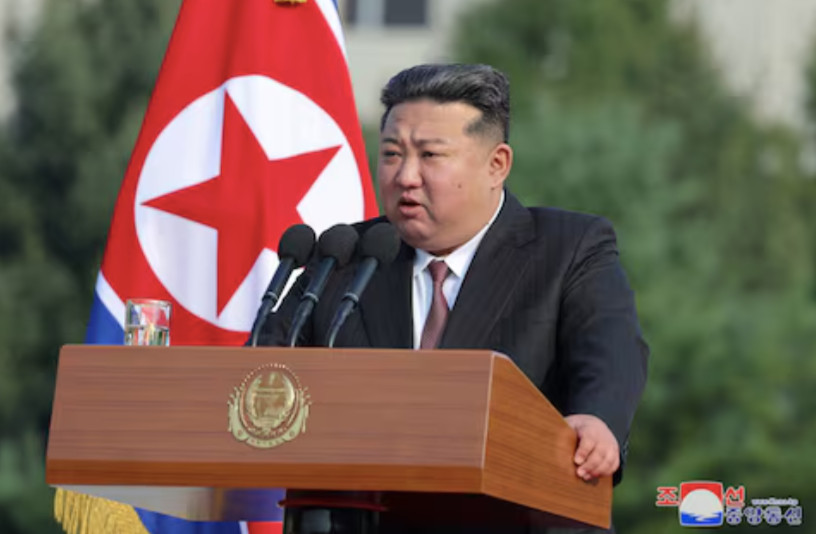 Chủ tịch Triều Tiên Kim Jong Un phát biểu trong chuyến thăm Đại học Quốc phòng ở Bình Nhưỡng, ngày 7/10. (Ảnh: KCNA)