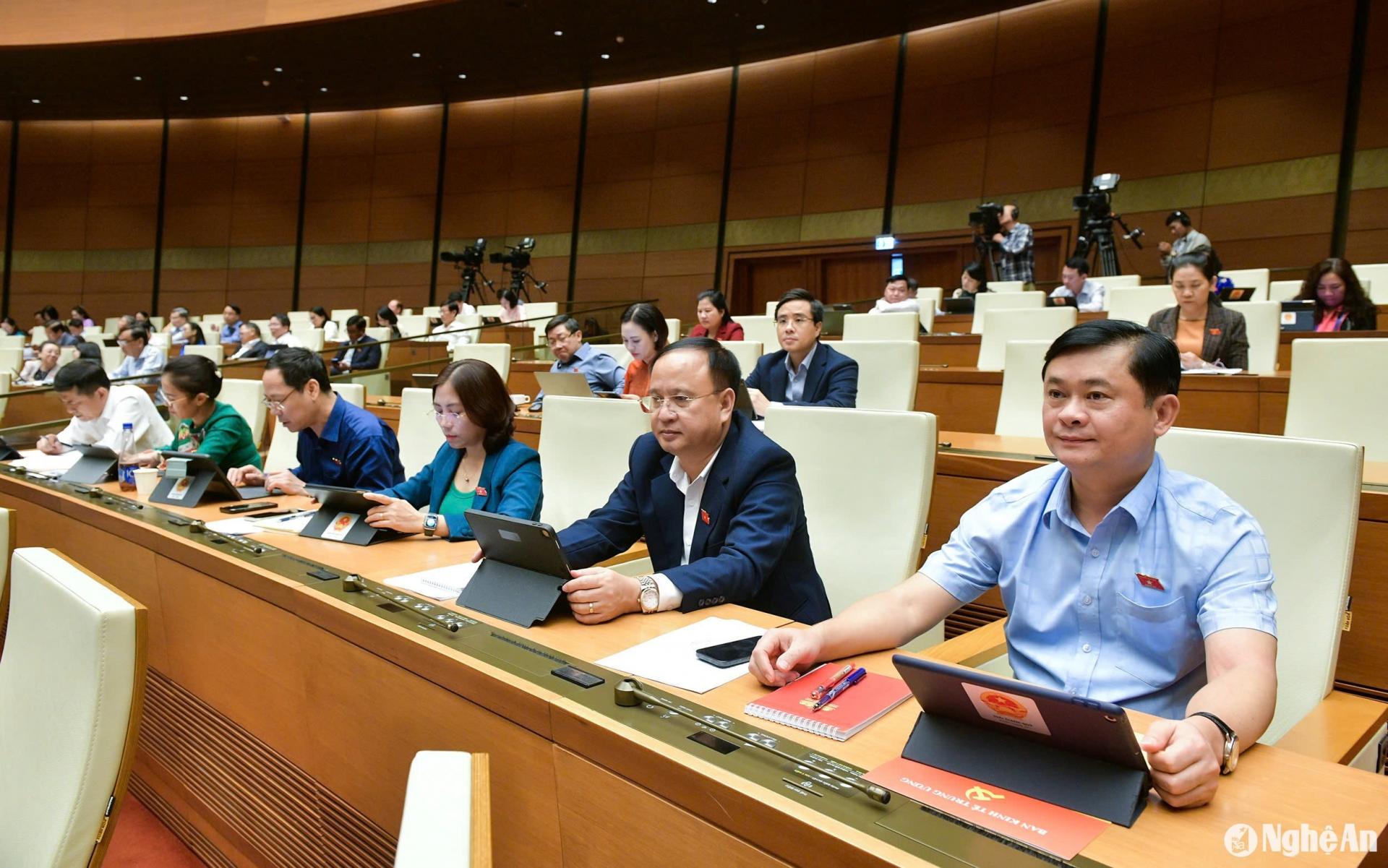 ồng chí Thái Thanh Quý - Ủy viên Ban Chấp hành Trung ương Đảng, Phó Trưởng ban Thường trực Ban Kinh tế Trung ương, Chủ tịch HĐND tỉnh làm Trưởng đoàn ĐBQH tỉnh Nghệ An và các ĐBQH đoàn Nghệ An dự họp.  Ảnh: BNA