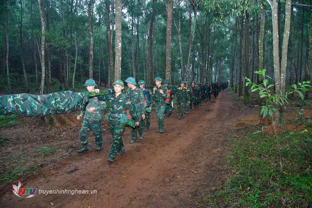 Cán bộ, chiến sĩ hành quân tiếp cận bến vượt.