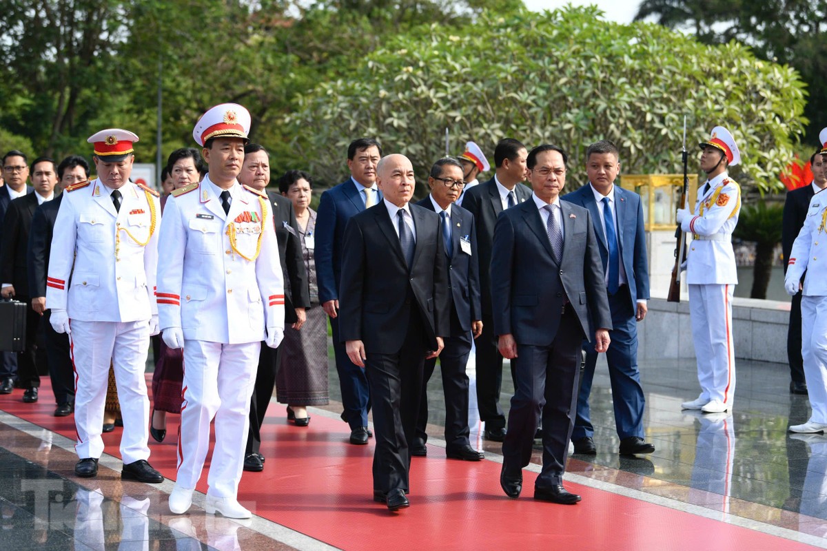 Quốc vương Norodom Sihamoni cùng Phó Thủ tướng, Bộ trưởng Ngoại giao Bùi Thanh Sơn và các quan chức cấp cao Campuchia đặt vòng hoa tại Đài tưởng niệm các Anh hùng liệt sĩ.