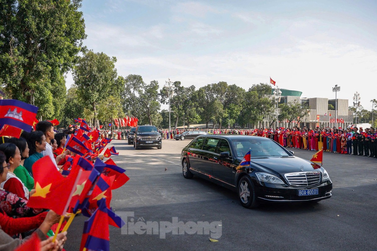 Đoàn xe đưa Quốc vương Campuchia Norodom Sihamoni tiến vào Phủ Chủ tịch.