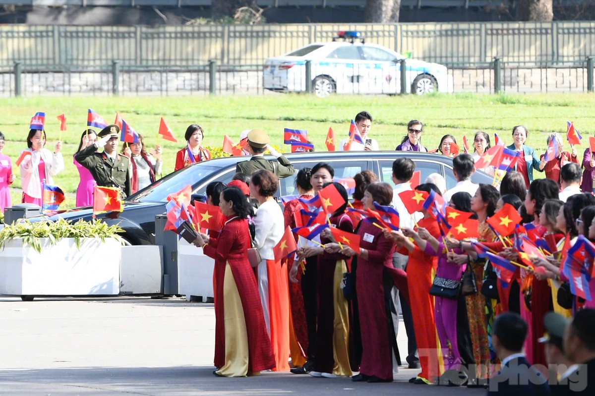 Đông đảo người dân chào đón Quốc vương Campuchia.