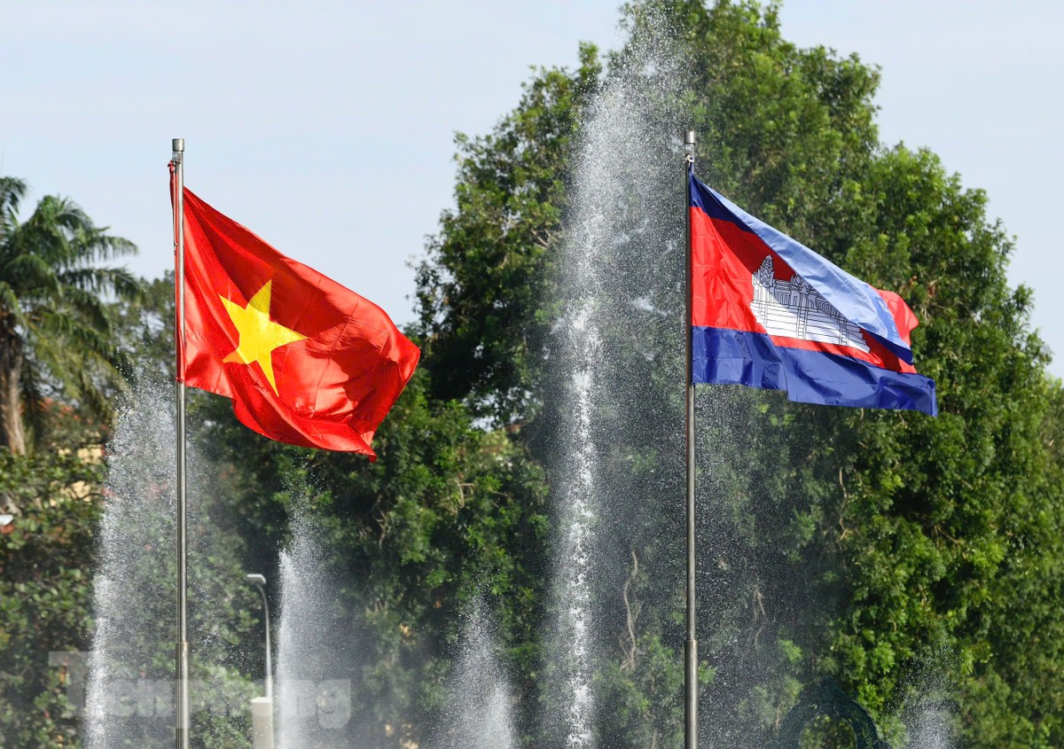 Quốc kỳ hai nước tung bay tại Phủ Chủ tịch. 