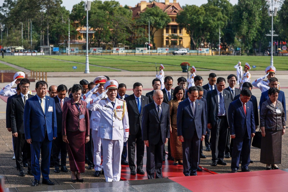 Quốc vương Campuchia Norodom Sihamoni cùng Phó Thủ tướng, Bộ trưởng Ngoại giao Bùi Thanh Sơn và các quan chức cấp cao Campuchia viếng Chủ tịch Hồ Chí Minh. 