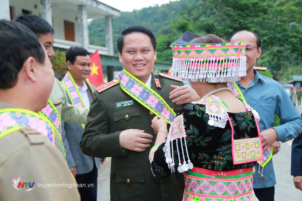 Thiếu tướng Bùi Quang Thanh, Ủy viên Ban Thường vụ Tỉnh ủy, Bí thư Đảng ủy, Giám đốc Công an tỉnh tới dự Ngày hội Đại đoàn kết toàn dân tộc tại bản Ta Đo.